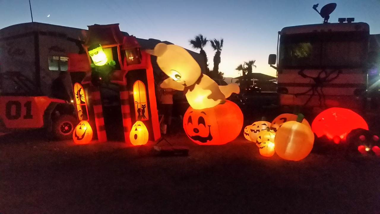 Pumpkins and Ghosts and other Halloween decor at Glamis North